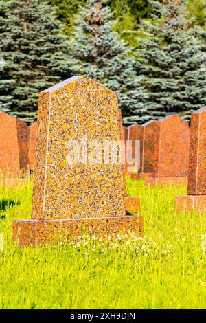 Vertikales Denkmal auf dem Grab, ohne Inschrift. Steindenkmal auf einem Friedhof. Denkmal auf dem Grab. Vertikales Foto. Stockfoto