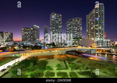 Skyline der Innenstadt von Miami und Miami River, Florida, USA Stockfoto