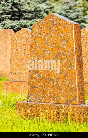 Vertikales Denkmal auf dem Grab, ohne Inschrift. Steindenkmal auf einem Friedhof. Denkmal auf dem Grab. Vertikales Foto Stockfoto