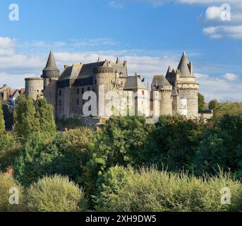 Französische mittelalterliche Stadt Vitre, Bretagne. Vitre Schloss Chateau aus dem Westen gesehen. Sommer Stockfoto