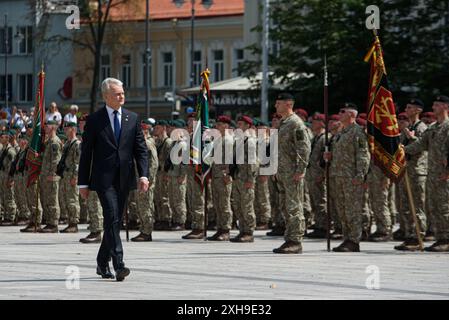 Vilnius, Litauen. Juli 2024. Präsident Gitanas Nauseda, Oberbefehlshaber der litauischen Streitkräfte, inspiziert im Rahmen seiner Einweihungsfeier Truppen auf dem Domplatz in Vilnius. Die Einweihungszeremonie von Gitanas Nauseda, der für eine zweite Amtszeit gewählt wurde, fand wenige Stunden zuvor im litauischen parlament statt. (Foto: Yauhen Yerchak/SOPA Images/SIPA USA) Credit: SIPA USA/Alamy Live News Stockfoto