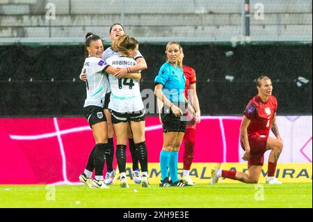 Torjubel zum 2:0 durch Eileen Campbell (22, Oesterreich) mit Annabel Schasching (16, Oesterreich) und Marie Hoebinger (14, Oesterreich) AUT, Oesterreich vs. Polen, Frauen, Fussball, EM-Quali 2025, Spiel 5, 12.07.2024, Foto: Eibner-Pressefoto/Florian Wolf Stockfoto