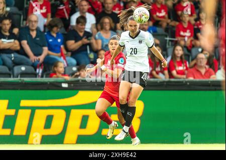 Lilli Purtscheller (20, Oesterreich) vor Martyna Wiankowska (2, Polen) am Ball AUT, Oesterreich vs Polen, Frauen, Fussball, EM-Quali 2025, Spiel 5, 12.07.2024, Foto: Eibner-Pressefoto/Florian Wolf Stockfoto