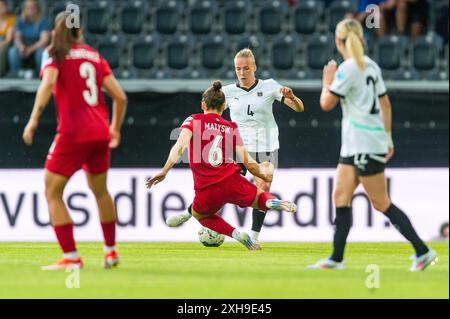 ZWEIKAMPF zwischen Sylwia Matysik (6, Polen) und Celina Degen (4, Oesterreich) mit Wiktoria Zieniewicz (3, Polen) und Eileen Campbell (22, Oesterreich) AUT, Oesterreich vs Polen, Frauen, Fussball, EM-Quali 2025, Spiel 5, 12.07.2024, Foto: Eibner-Pressefoto/Florian Wolf Stockfoto