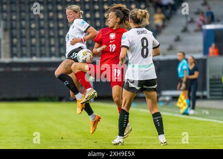 ZWEIKAMPF zwischen Natalia Padilla (19, Polen) und Verena Hanshaw (19, Oesterreich) davor Barbar Dunst (8, Oesterreich) AUT, Oesterreich vs. Polen, Frauen, Fussball, EM-Quali 2025, Spiel 5, 12.07.2024, Foto: Eibner-Pressefoto/Florian Wolf Stockfoto