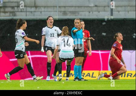 Torjubel zum 2:0 durch Eileen Campbell (22, Oesterreich) mit Annabel Schasching (16, Oesterreich) und Marie Hoebinger (14, Oesterreich) AUT, Oesterreich vs. Polen, Frauen, Fussball, EM-Quali 2025, Spiel 5, 12.07.2024, Foto: Eibner-Pressefoto/Florian Wolf Stockfoto