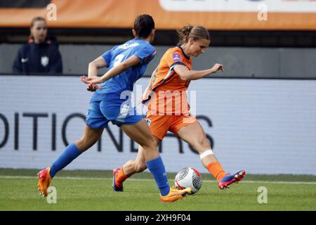 SITTARD - (l-r) Lucia Di Guglielmo aus Italien, Kerstin Casparij aus Holland während des Qualifikationsspiels der Frauen für die Europameisterschaft zwischen den Niederlanden (W) und Italien (W) im Fortuna Sittard Stadium am 12. Juli 2024 in Sittard, Niederlande. ANP BART STOUTJESDIJK Credit: ANP/Alamy Live News Stockfoto