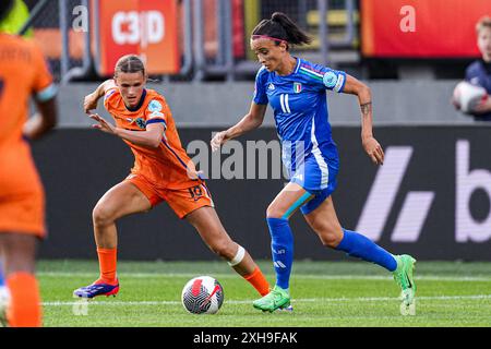 Sittard, Niederlande. Juli 2024. SITTARD, NIEDERLANDE - 12. JULI: Barbara Bonansea aus Italien tribbelt während des Qualifikationsspiels zur UEFA Women's EURO 2025 zwischen den Niederlanden und Italien im Fortuna Sittard Stadion am 12. Juli 2024 in Sittard, Niederlande. (Foto von Joris Verwijst/Orange Pictures) Credit: Orange Pics BV/Alamy Live News Stockfoto