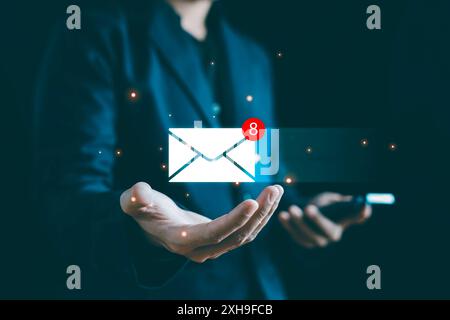 Neues E-Mail-Benachrichtigungskonzept, E-Mail-Symbol für Geschäftsleute, Online-Marketingkampagne, Kommunikation und digitales Marketing, E-Mail-Eingang Stockfoto