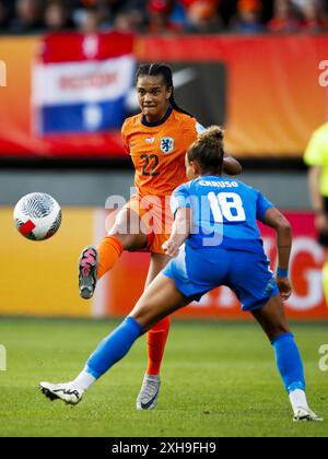 SITTARD - (l-r) Esmee Brugts von Holland, Arianna Caruso von Italien während des Qualifikationsspiels der Frauen für die Europameisterschaft zwischen den Niederlanden (W) und Italien (W) im Fortuna Sittard Stadium am 12. Juli 2024 in Sittard, Niederlande. ANP BART STOUTJESDIJK Credit: ANP/Alamy Live News Stockfoto