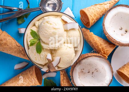 Veganes cremiges Kokos-Sorbet-Eis. Schüssel mit klassischem weißem Kokosgeschmack, vegetarisches Eis aus Kokosmilch, cremig gefrorener Sommer Stockfoto