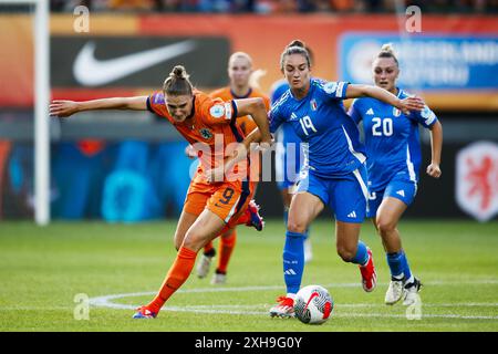 SITTARD - (l-r) Vivianne Miedema aus Holland, Martina Lenzini aus Italien während des Qualifikationsspiels der Frauen für die Europameisterschaft zwischen den Niederlanden (W) und Italien (W) im Fortuna Sittard Stadium am 12. Juli 2024 in Sittard, Niederlande. ANP BART STOUTJESDIJK Credit: ANP/Alamy Live News Stockfoto