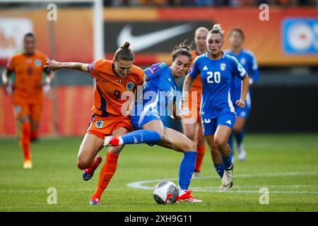 SITTARD - (l-r) Vivianne Miedema aus Holland, Martina Lenzini aus Italien während des Qualifikationsspiels der Frauen für die Europameisterschaft zwischen den Niederlanden (W) und Italien (W) im Fortuna Sittard Stadium am 12. Juli 2024 in Sittard, Niederlande. ANP BART STOUTJESDIJK Credit: ANP/Alamy Live News Stockfoto