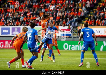 SITTARD - (l-r) Dominique Janssen aus Holland, Lucia Di Guglielmo aus Italien während des Qualifikationsspiels der Frauen für die Europameisterschaft zwischen den Niederlanden (W) und Italien (W) im Fortuna Sittard Stadium am 12. Juli 2024 in Sittard, Niederlande. ANP BART STOUTJESDIJK Credit: ANP/Alamy Live News Stockfoto