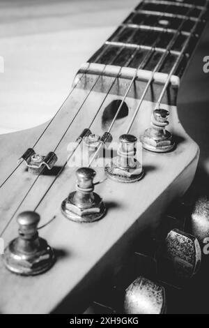 Nahaufnahme von einem alten Vintage-Gitarrenstock, voll mit Staub. In Schwarzweiß. Stockfoto