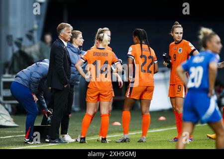 SITTARD - (l-r) Holland-Trainer Andries Jonker, Jackie Groenen aus Holland, Esmee Brugts aus Holland, Vivianne Miedema aus Holland während des Qualifikationsspiels der Frauen für die Europameisterschaft zwischen den Niederlanden (W) und Italien (W) im Fortuna SITTARD Stadium am 12. Juli 2024 in Sittard, Niederlande. ANP BART STOUTJESDIJK Credit: ANP/Alamy Live News Stockfoto