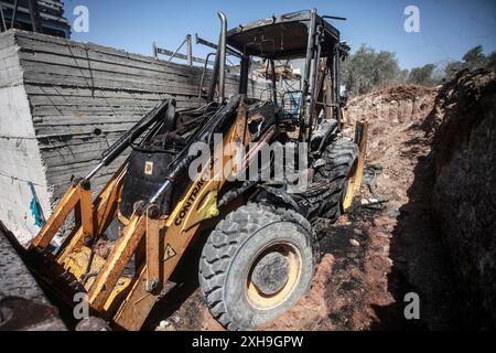 Nablus, Palästina. Juli 2024. Allgemeine Ansicht eines Bulldozers, der von jüdischen Siedlern aus der israelischen Siedlung Homesh verbrannt wurde. Eine Gruppe maskierter Siedler Griff Geschäfte und Häuser im Dorf Bazaria nördlich der Stadt Nablus im Westjordanland an. Quelle: SOPA Images Limited/Alamy Live News Stockfoto