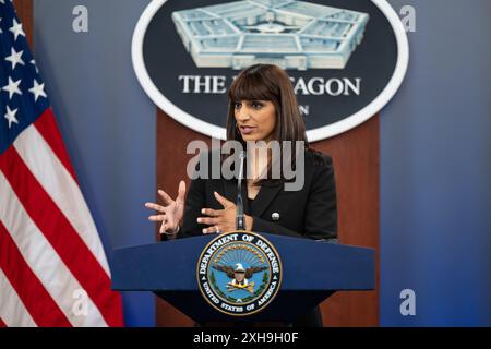 12. Juli 2024, Washington, District of Columbia, USA: Die stellvertretende Pressesekretärin des Pentagon, SABRINA SINGH, führt ein Pressegespräch im Pentagon durch. (Credit Image: © Jack Sanders/DoD/ZUMA Press Wire) NUR REDAKTIONELLE VERWENDUNG! Nicht für kommerzielle ZWECKE! Quelle: ZUMA Press, Inc./Alamy Live News Stockfoto