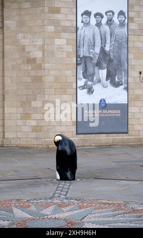 Pinguine außerhalb des Dundee Discovery Centre. Dundee, Schottland. Liegt am nördlichen Ufer des Firth of Tay Dundee ist die viertgrößte Stadt in Schottland Stockfoto