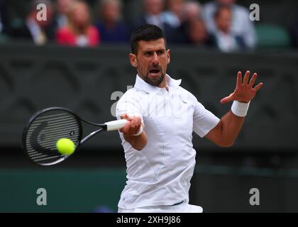 London, Großbritannien. Juli 2024. Juli 2024; All England Lawn Tennis and Croquet Club, London, England; Wimbledon Tennis Tournament, Tag 12; Novak Djokovic (SRB) kehrt gegen Lorenzo Musetti (ITA), Gentlemens Singles Semi Finals Credit: Action Plus Sports Images/Alamy Live News zurück Stockfoto