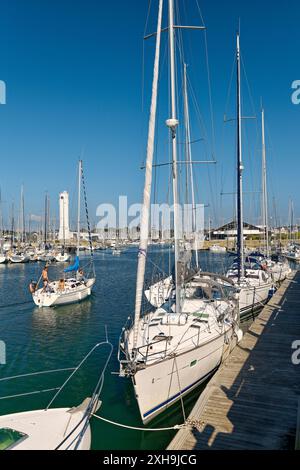 Vergnügen Boote Yachten in der Marina Port du Crouesty in Baie de Quiberon, Bretagne, Frankreich. Mit Blick auf Leuchtturm und Yacht Club Stockfoto