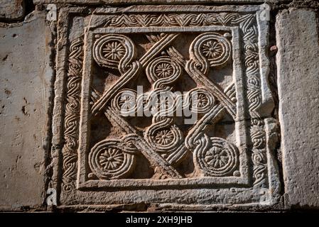 Detail des Reliefs an der Fassade der Little Metropolis Kirche, formell die Kirche St. Eleftherios oder Panagia Gorgoepikoos, eine byzantinische Kirche aus dem 13. Jahrhundert Stockfoto