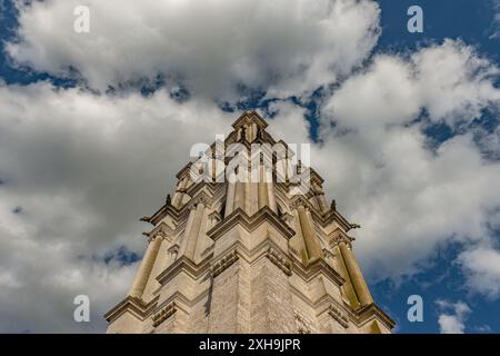 Flacher Blick auf den Kirchturm der Blois-Kathedrale mit Wolken auf einem blauen Himmel im Hintergrund. Aufgenommen an einem sonnigen Sommertag. Stockfoto