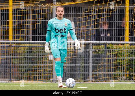 Diepenveen, Niederlande. Juli 2024. DIEPENVEEN, Sportpark de Zunnebargh, 12.07.2024, Saison 2024/2025, Freundschaftsspiel. Während des Spiels geht Ahead Eagles - Royal Union SG (Friendly), Endergebnis 1:2, GA Eagles Torhüter Luca Plogmann Credit: Pro Shots/Alamy Live News Stockfoto