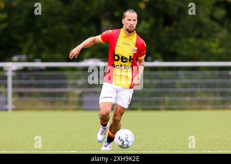 Diepenveen, Niederlande. Juli 2024. DIEPENVEEN, Sportpark de Zunnebargh, 12.07.2024, Saison 2024/2025, Freundschaftsspiel. Während des Spiels Go Ahead Eagles - Royal Union SG (Freundlichkeit), Endergebnis 1:2, GA Eagles Spieler Luca Everink Credit: Pro Shots/Alamy Live News Stockfoto