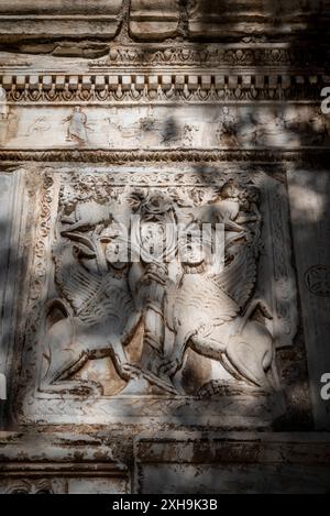 Detail des Reliefs an der Fassade der Little Metropolis Kirche, formell die Kirche St. Eleftherios oder Panagia Gorgoepikoos, eine byzantinische Kirche aus dem 13. Jahrhundert Stockfoto