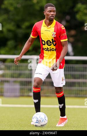 Diepenveen, Niederlande. Juli 2024. DIEPENVEEN, Sportpark de Zunnebargh, 12.07.2024, Saison 2024/2025, Freundschaftsspiel. Während des Spiels Go Ahead Eagles - Royal Union SG (Friendly), Endergebnis 1:2, GA Eagles Spieler Jamal Amofa Credit: Pro Shots/Alamy Live News Stockfoto