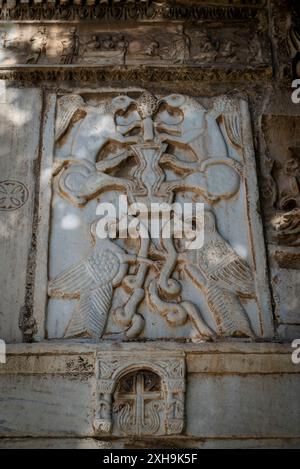 Detail des Reliefs an der Fassade der Little Metropolis Kirche, formell die Kirche St. Eleftherios oder Panagia Gorgoepikoos, eine byzantinische Kirche aus dem 13. Jahrhundert Stockfoto