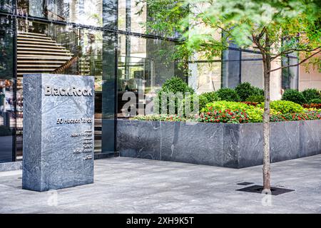 BlackRock, Inc., amerikanische internationale Investmentgesellschaft, Firmenzeichen und Blumengarten vor dem Hauptsitz des Gebäudes, 50 Hudson Yards, New York, USA Stockfoto