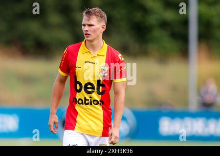 Diepenveen, Niederlande. Juli 2024. DIEPENVEEN, Sportpark de Zunnebargh, 12.07.2024, Saison 2024/2025, Freundschaftsspiel. Während des Spiels Go Ahead Eagles - Royal Union SG (Friendly), Endergebnis 1:2, GA Eagles Spieler Mathis Suray Credit: Pro Shots/Alamy Live News Stockfoto