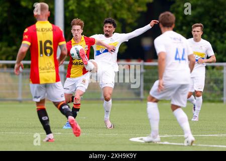 Diepenveen, Niederlande. Juli 2024. DIEPENVEEN, Sportpark de Zunnebargh, 12.07.2024, Saison 2024/2025, Freundschaftsspiel. Während des Spiels Go Ahead Eagles - Royal Union SG (Friendly), Endergebnis 1:2, GA Eagles Spieler Xander Blomme Credit: Pro Shots/Alamy Live News Stockfoto