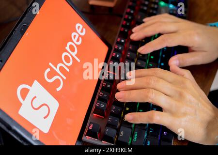 Paraguay. Juli 2024. In dieser Fotoabbildung gibt eine Person neben dem Shopee-Logo ein, das auf dem Bildschirm eines Tablets angezeigt wird. (Credit Image: © Jaque Silva/SOPA Images via ZUMA Press Wire) NUR REDAKTIONELLE VERWENDUNG! Nicht für kommerzielle ZWECKE! Stockfoto