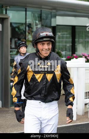 Ascot, Berkshire, Großbritannien. Juli 2024. Jockey Josh Thompson auf dem Parade Ring, bevor er beim Foundation Developments Property Race Day Charity Race auf der Ascot Racecourse am Summer Mile Property Raceday teilnahm. Quelle: Maureen McLean/Alamy Live News Stockfoto