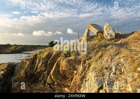 Küstenerosion verschlechtert die prähistorischen Dolmen du Crapaud megalithische Grabkammer in der Nähe von Billiers, Morbihan, Bretagne, Frankreich Stockfoto