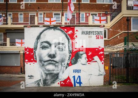 Bermondsey, London, 12. Juli 2024. Das Kirby Estate in Bermondsey, bekannt für seine farbenfrohen Flaggendekorationen für Fußballspiele Englands, ist wieder einmal mit mehreren hundert Flaggen auf dem patriotischen Anwesen, sowie dem kürzlich enthüllten Wandgemälde von Eberechi Eze und anderen farbenfrohen Wandgemälden in den Rillen, vor dem Finale der Fußball-Europameisterschaft England gegen Spanien am Sonntag. Quelle: Imageplotter/Alamy Live News Stockfoto