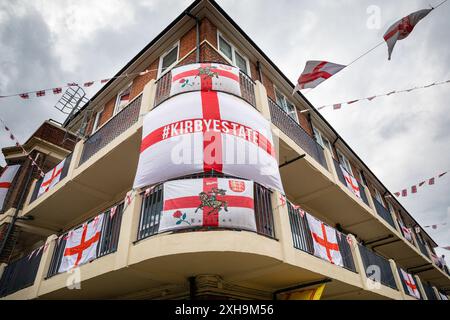 Bermondsey, London, 12. Juli 2024. Das Kirby Estate in Bermondsey, bekannt für seine farbenfrohen Flaggendekorationen für Fußballspiele Englands, ist wieder einmal mit mehreren hundert Flaggen auf dem patriotischen Anwesen, sowie dem kürzlich enthüllten Wandgemälde von Eberechi Eze und anderen farbenfrohen Wandgemälden in den Rillen, vor dem Finale der Fußball-Europameisterschaft England gegen Spanien am Sonntag. Quelle: Imageplotter/Alamy Live News Stockfoto