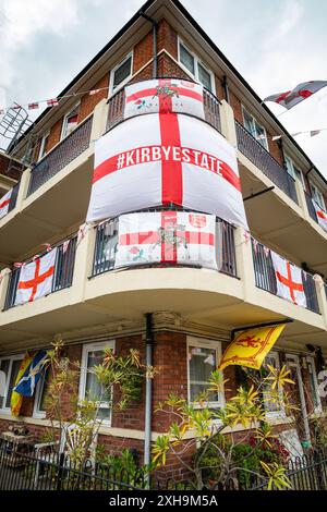 Bermondsey, London, 12. Juli 2024. Das Kirby Estate in Bermondsey, bekannt für seine farbenfrohen Flaggendekorationen für Fußballspiele Englands, ist wieder einmal mit mehreren hundert Flaggen auf dem patriotischen Anwesen, sowie dem kürzlich enthüllten Wandgemälde von Eberechi Eze und anderen farbenfrohen Wandgemälden in den Rillen, vor dem Finale der Fußball-Europameisterschaft England gegen Spanien am Sonntag. Quelle: Imageplotter/Alamy Live News Stockfoto