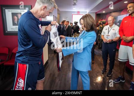 Las Vegas, Usa. Juli 2024. U. S Vice President Kamala Harris, rechts, wird von Steve Kerr, dem Cheftrainer des US-olympischen Basketballteams, links, während eines Besuchs zum Training in der Mendenhall Arena auf dem Campus der Universität von Nevada, am 9. Juli 2024 in Las Vegas, Nevada, mit einem signierten Team Trikot Walks überreicht. Quelle: Lawrence Jackson/White House Photo/Alamy Live News Stockfoto