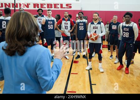 Las Vegas, Usa. Juli 2024. U. S Vice President Kamala Harris, links, hält kurze Bemerkungen während eines Besuchs der US-olympischen Männer-Basketballmannschaft in der Mendenhall Arena auf dem Campus der University of Nevada am 9. Juli 2024 in Las Vegas, Nevada. Quelle: Lawrence Jackson/White House Photo/Alamy Live News Stockfoto