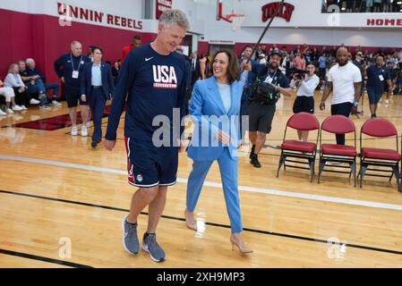 Las Vegas, Usa. Juli 2024. U. S Vice President Kamala Harris, rechts, geht mit Steve Kerr, dem Cheftrainer der US-olympischen Basketballmannschaft, links, während einer Trainingspause in der Mendenhall Arena auf dem Campus der University of Nevada, 9. Juli 2024 in Las Vegas, Nevada. Quelle: Lawrence Jackson/White House Photo/Alamy Live News Stockfoto