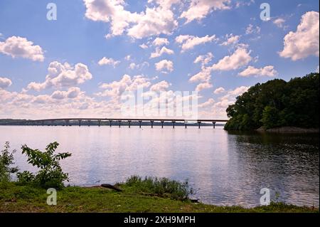 Die Natchez Trace Bridge überquert den Tennessee River in der Nähe des Colbert Ferry Crossing in Nord-Alabama. Stockfoto