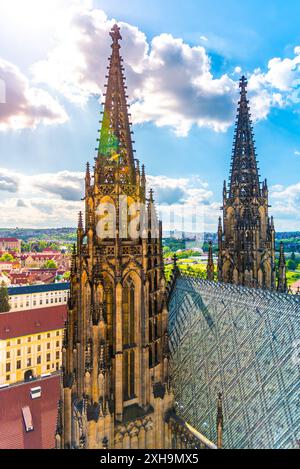 Der Veitsdom überragt die umliegende Landschaft mit Stadt und Grün im Hintergrund unter teilweise bewölktem Himmel. Stockfoto