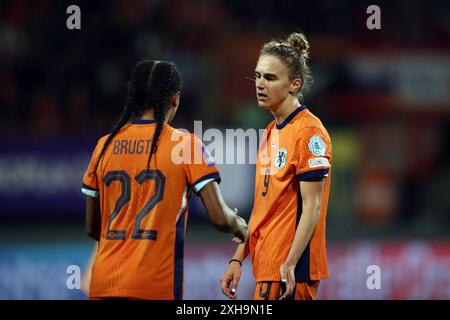 SITTARD - (l-r) Esmee Brugts von Holland, Vivianne Miedema von Holland während des Qualifikationsspiels der Frauen für die Europameisterschaft zwischen den Niederlanden (W) und Italien (W) im Fortuna Sittard Stadium am 12. Juli 2024 in Sittard, Niederlande. ANP BART STOUTJESDIJK Credit: ANP/Alamy Live News Stockfoto