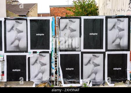 Schwarz-weiße Plakate, auf denen „Adopte“ erwähnt wird und Münder küssen – Paris 75014, Frankreich. Stockfoto