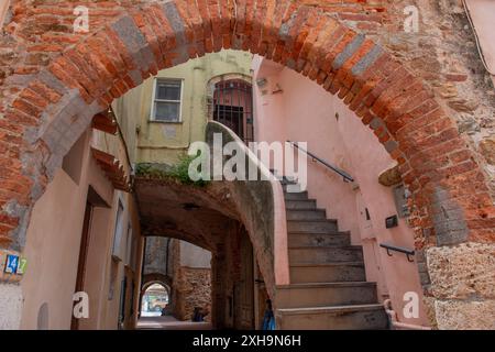 Gasse des alten Dorfes Loano in Ligurien Stockfoto