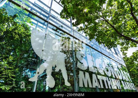 Glasfassade der Cartier Foundation for Contemporary Art mit dem Künstler Matthew Barney Werbegrafiken, Boulevard Rspail, Paris 75014, Frankreich. Stockfoto